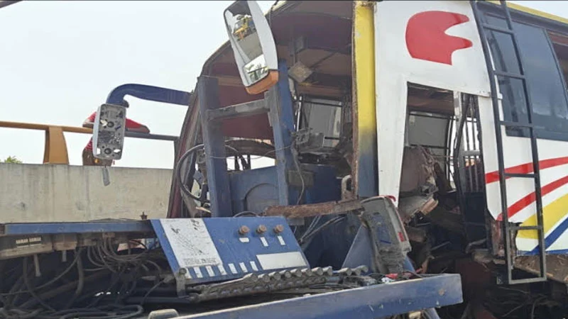 সিরাজগঞ্জে রোড ডিভাইডারের সঙ্গে বাসের ধাক্কা, নিহত ৩