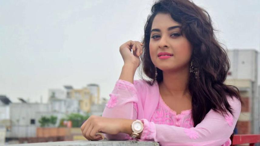 গুঞ্জনের মধ্যেই নিজেকে নতুনরূপে মেলে ধরলেন বুবলী