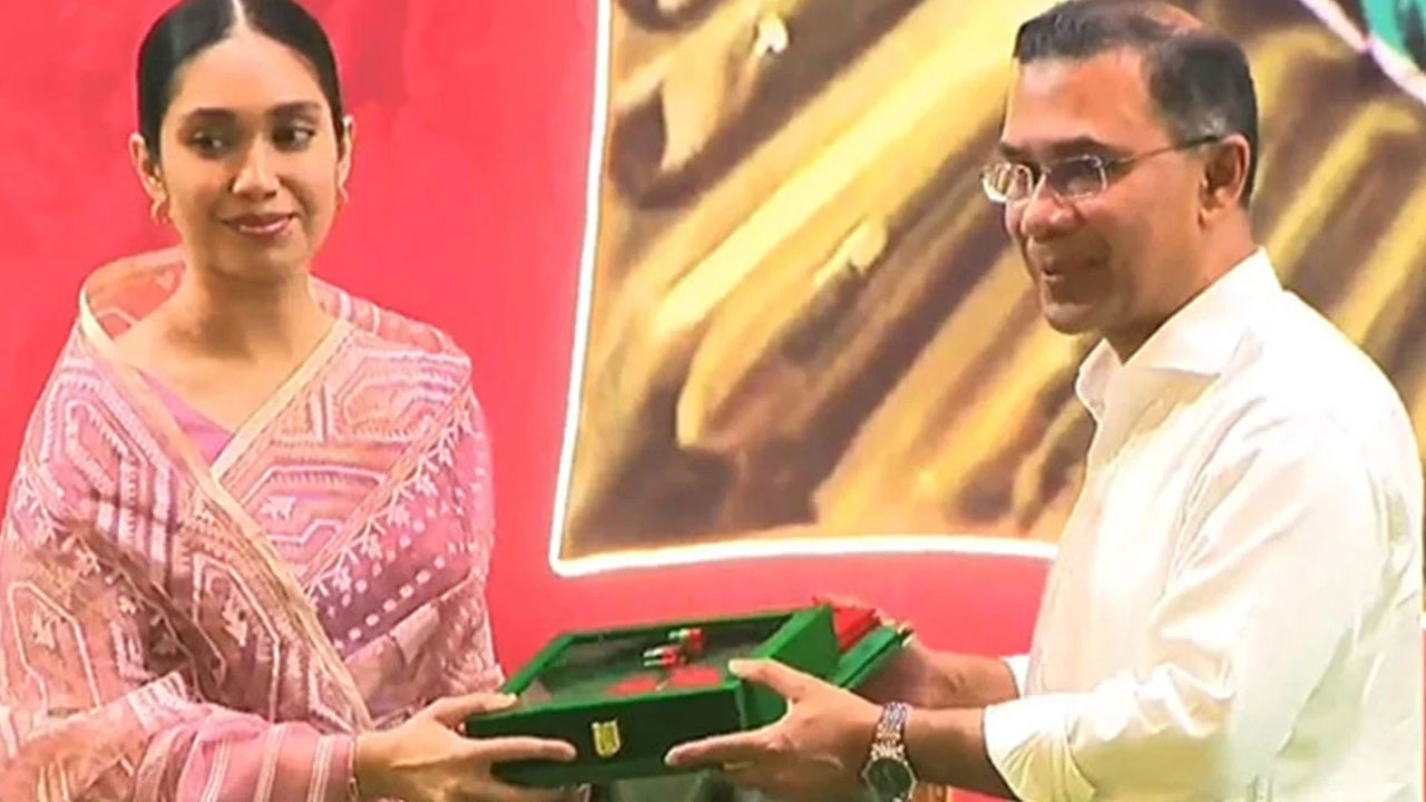 খালেদা জিয়ার পক্ষে স্বাধীনতা পুরস্কার নিলেন জাইমা রহমান