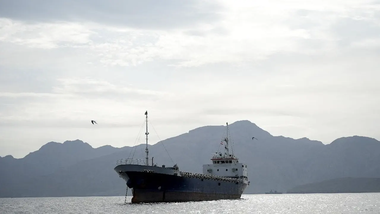 এবার হরমুজ পাড়ি দিল ইরানের সুপার ট্যাংকার