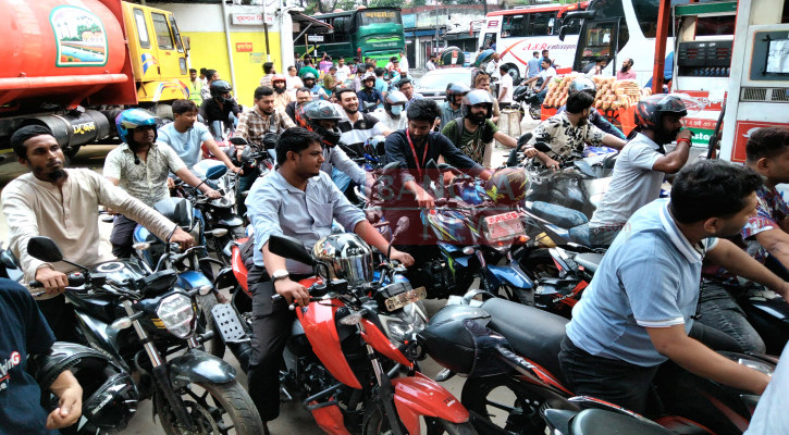 তেল সংকটে বিপাক বাড়ছেই, স্বচ্ছতা চান ভোক্তারা