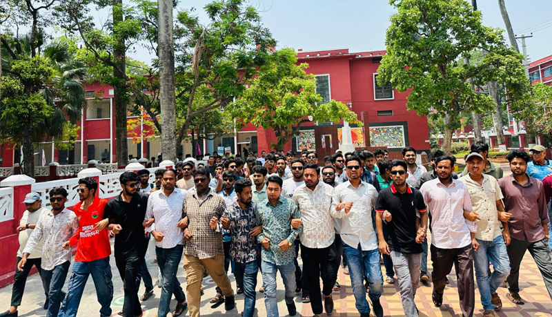 রাজশাহী কলেজে ছাত্রশিবিরের বিরুদ্ধে ছাত্রদলের বিক্ষোভ