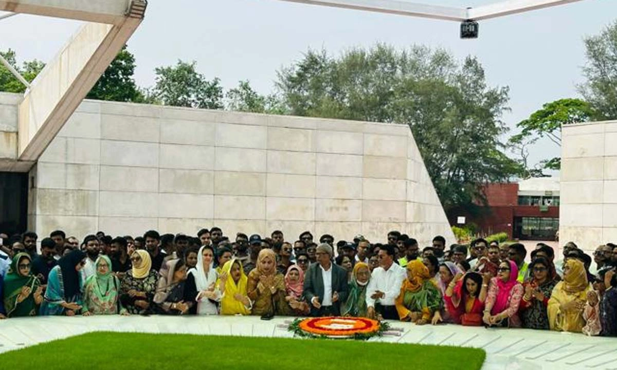 জিয়াউর রহমান ও খালেদা জিয়ার সমাধিতে নারী এমপিদের শ্রদ্ধা