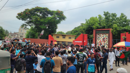 কোটা সংস্কারের দাবিতে পাবনা সরকারি এডওয়ার্ড কলেজের শিক্ষার্থীদের বিক্ষোভ