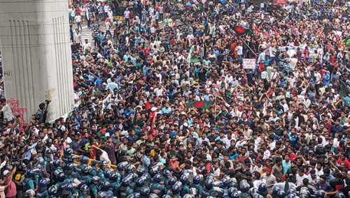 উত্তাল শাহবাগ, পুলিশের ব্যারিকেড ভেঙে দিলেন শিক্ষার্থীরা