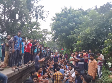 পুলিশের হামলার প্রতিবাদে রাবি শিক্ষার্থীদের বিক্ষোভ, অবরোধ