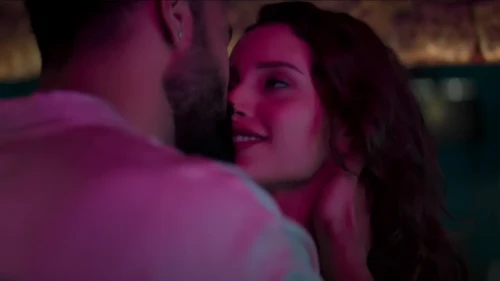 ব্যাড নিউজ: ২৭ সেকেন্ডের চুম্বন দৃশ্য বাদ