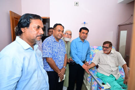 পক্ষাঘাতগ্রস্ত বীর মুক্তিযোদ্ধার পাশে দাড়ালেন রাজশাহীর ডিসি