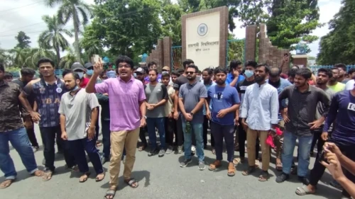 মহাসড়ক অবরোধ করে রাবি শিক্ষার্থীদের বিক্ষোভ