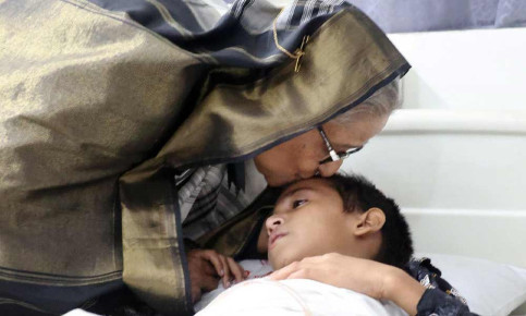কপালে চুমু দিয়ে আহত শিশুকে আদর করলেন প্রধানমন্ত্রী