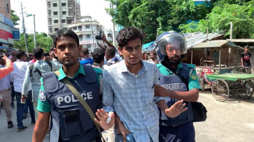 রাজশাহীতে পুলিশের সঙ্গে জামায়াত-শিবিরের ধাওয়া পাল্টা ধাওয়া, গাড়ি ভাংচুর, আটক-১৮