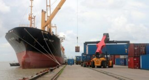 ভারী বৃষ্টিতে মোংলা বন্দরে গম ও সার খালাস বন্ধ