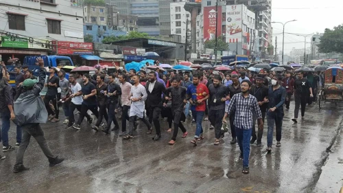 বৃষ্টির মধ্যেই ব্র্যাকের শিক্ষার্থীদের গণমিছিল