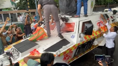 পুলিশের গাড়িতে লাল রং মেখে দিলেন আন্দোলনকারীরা