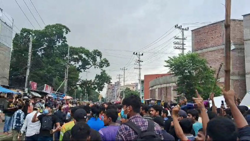 রাজশাহীত সড়ক অবরোধ করে আন্দোলনকারীদের বিক্ষোভ, পুলিশ আহত