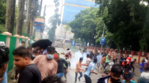 বগুড়ায় শিক্ষার্থীদের সঙ্গে পুলিশের পাল্টাপাল্টি ধাওয়া