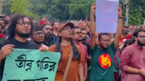 শিক্ষার্থীদের পক্ষে রাজপথে ব্যান্ড শিল্পীরা