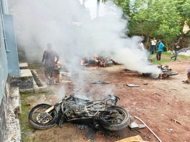 চাঁপাইনবাবগঞ্জে আ'লীগ অফিসে ভাংচুর-অগ্নিসংযোগ