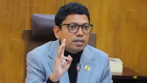 বিমানবন্দরে পলক আটক