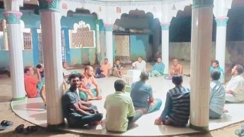 চট্টগ্রামে মন্দির পাহারা দিচ্ছেন মাদ্রাসা ও সাধারণ শিক্ষার্থীরা