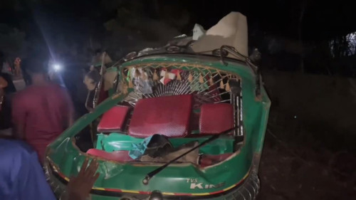পাবনায় বাসের ধাক্কায় প্রাণ গেল অটোরিকশার ৩ যাত্রীর
