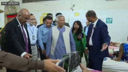 আহতদের দেখতে ঢামেক হাসপাতালে ড. ইউনূস