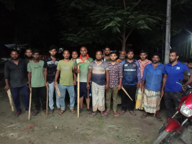 পাবনায় হামলা-ডাকাতি রোধে রাত জেগে মন্দির দোকান পাহারায় ছাত্র জনতা