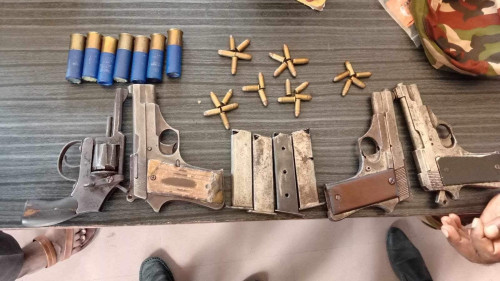 দুর্গাপুরে গুলিভর্তি ম্যাগজিনসহ  ৩টি রিভলবার ও পিস্তল উদ্ধার