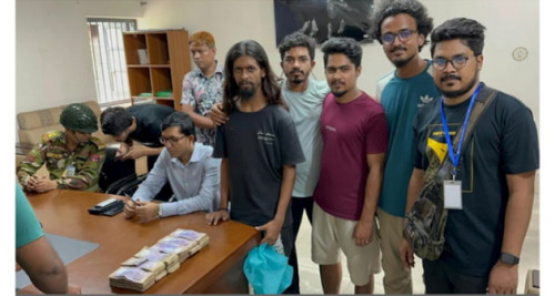 রাজশাহীতে ১৮ লাখ টাকা কুড়িয়ে   পেয়ে থানায় জমা দিলো  শিক্ষার্থীরা