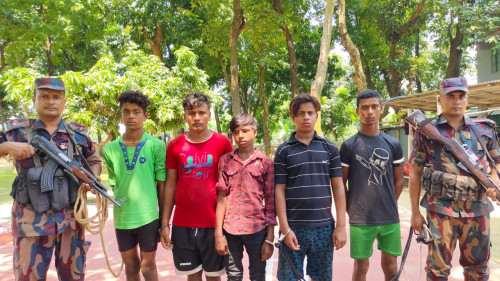 চাঁপাইনবাবগঞ্জ সীমান্তে তিনটি গরুসহ ৫ ভারতীয় নাগরিক আটক