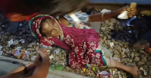 চলন্ত ট্রেনের নিচে পড়েও বেঁচে গেলেন বৃদ্ধা