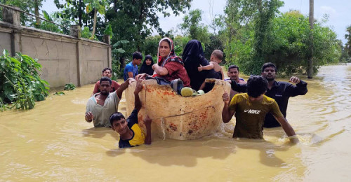 আশ্রয়কেন্দ্রে নিয়ে যেতে মানুষের আকুতি