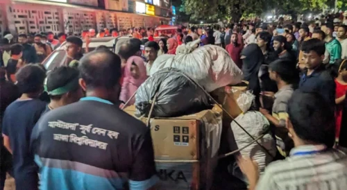 বন্যার্তদের জন্য টিএসসিতে দিনরাত নিরলস খাটছেন শিক্ষার্থীরা