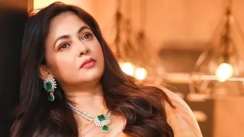 আড়ালে যাচ্ছেন শ্রীলেখা