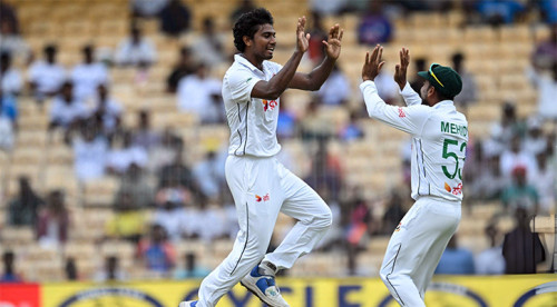 কোহলিকেও ফেরালেন হাসান, বিপাকে ভারত