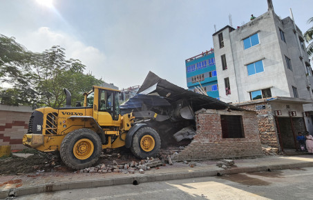 রাসিকের ভ্রাম্যমাণ আদালতে নগরীতে অবৈধ স্থাপনা উচ্ছেদে