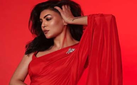 লাল শাড়িতে মোহময়ী সুস্মিতা সেন!