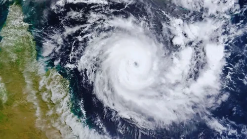 ধেয়ে আসছে ঘূর্ণিঝড়, সতর্ক সংকেত