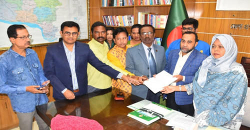 নিত্যপণ্যের সরবরাহ নিশ্চিতসহ আটদফা দাবিতে রাজশাহীর ডিসিকে স্মারকলিপি