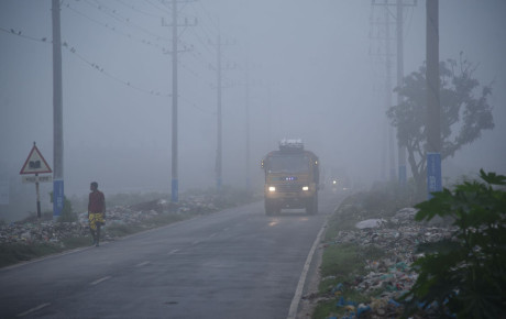 ঘন কুয়াশায় ঢেকেছে রাজশাহী