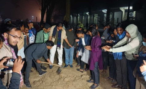 পোষ্য কোটাকে প্রতীকী ‘কবর’ দিলেন রাবি শিক্ষার্থীরা