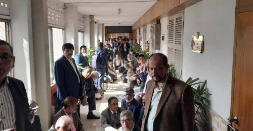 বঞ্চিত কর্মকর্তাদের অবস্থান, তোপের মুখে জনপ্রশাসন সচিব