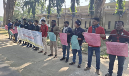 আদিবাসীদের সাংবিধানিক স্বীকৃতির দাবিতে রাবিতে মানববন্ধন