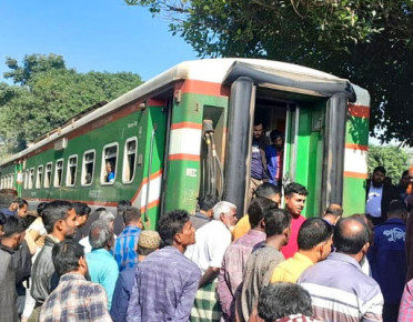 নাটোরে বগি ফেলে চলে গেল ট্রেন