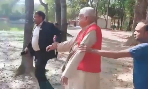 মুক্তিযোদ্ধার গলায় জুতার মালা!