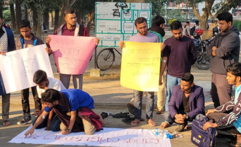 রক্ত দিয়ে ব্যানার লিখে পোষ্য কোটা বাতিলের দাবিতে রাবি শিক্ষার্থীরা