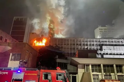 ১১ ঘণ্টা পর পুরোপুরি নিভল সচিবালয়ের আগুন
