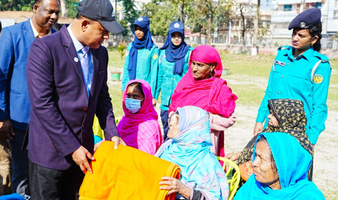 রাজশাহীতে সুবিধাবঞ্চিতদের মধ্যে নগর পুলিশের কম্বল বিতরণ