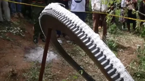 মহাকাশ যানের বড় টুকরা পড়ল প্রত্যন্ত গ্রামে