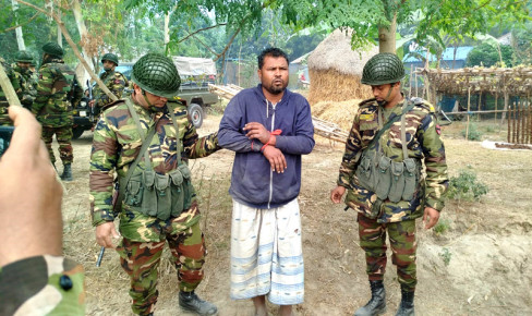 পাবনায় অস্ত্রসহ ১৭ মামলার আসামি সন্ত্রাসী বাবু গ্রেপ্তার